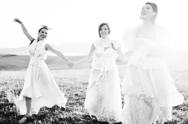 Correndo noivas no prado — Fotografia de Stock