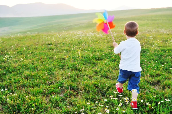 Criança feliz tem diversão ao ar livre — Fotografia de Stock