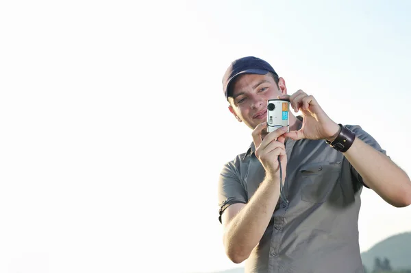 草原に幸せな若いカメラマン — ストック写真