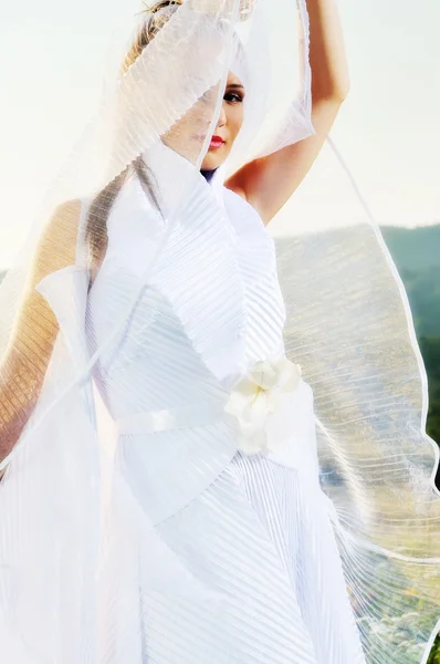 快乐年轻美丽的新娘 — 图库照片