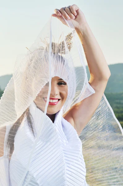 幸せな若い美しい花嫁 — ストック写真