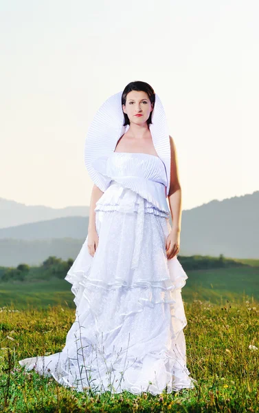Красивая невеста на открытом воздухе после свадьбы — стоковое фото