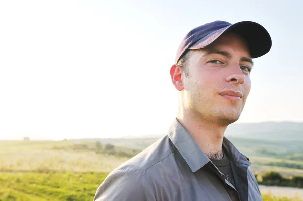 草原に幸せな若いカメラマン — ストック写真