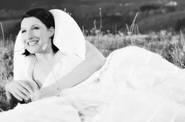 Bella sposa all'aperto dopo la cerimonia di nozze — Foto Stock