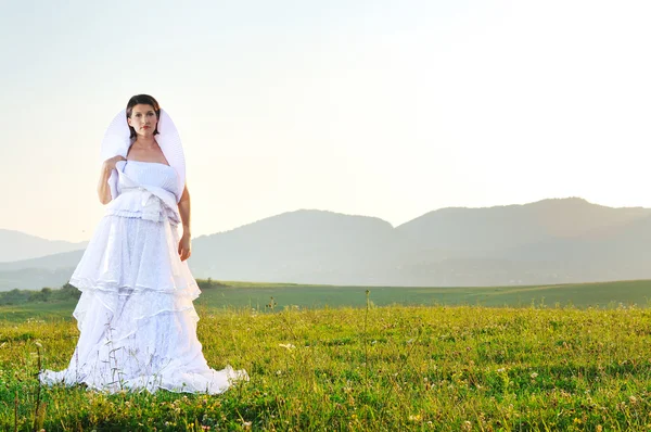 Bela noiva ao ar livre após a cerimônia de casamento — Fotografia de Stock