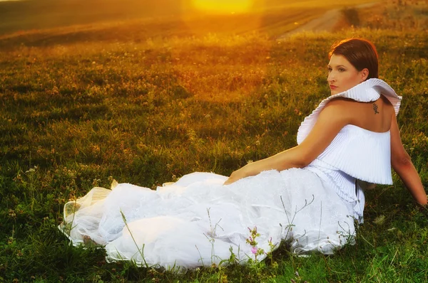 Schöne Braut im Freien nach der Trauung — Stockfoto