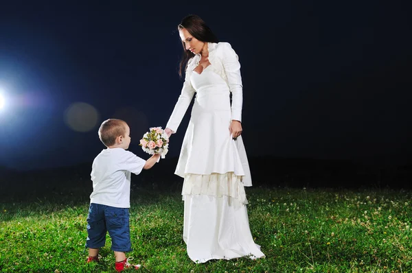 Sposa dando fiore bambino — Foto Stock