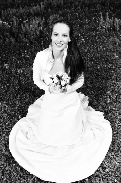 Gelukkig jonge mooie bruid — Stockfoto