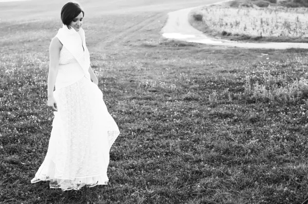 Красива наречена на відкритому повітрі після весільної церемонії — стокове фото