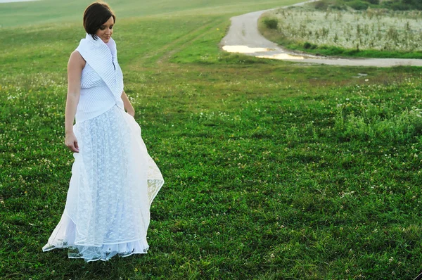 Красива наречена на відкритому повітрі після весільної церемонії — стокове фото