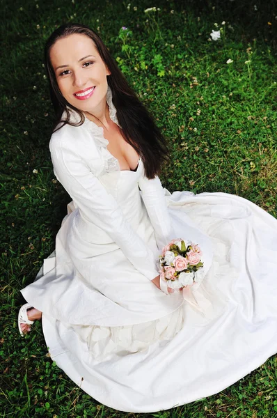 Счастливая молодая красивая невеста — стоковое фото