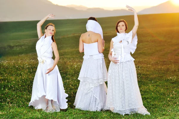 Correr novias en el prado — Foto de Stock