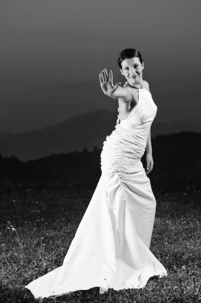 Bella sposa all'aperto dopo la cerimonia di nozze — Foto Stock