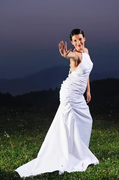 Красивая невеста на открытом воздухе после свадьбы — стоковое фото