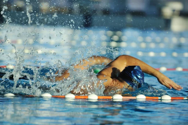 Jóvenes nadadores al inicio de la natación — Foto de Stock
