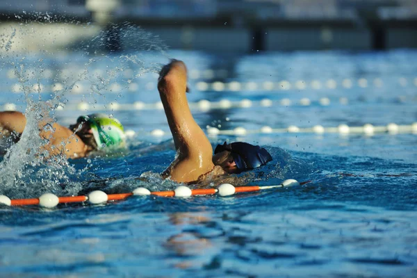 Молоді плавці на початку плавання — стокове фото
