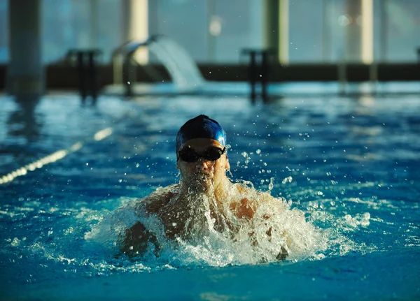 Молодий спортсмен плавець — стокове фото