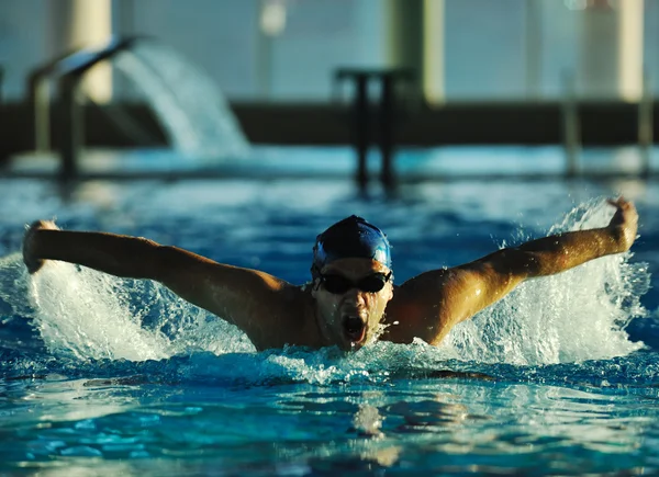 Jonge atleet zwemmer — Stockfoto