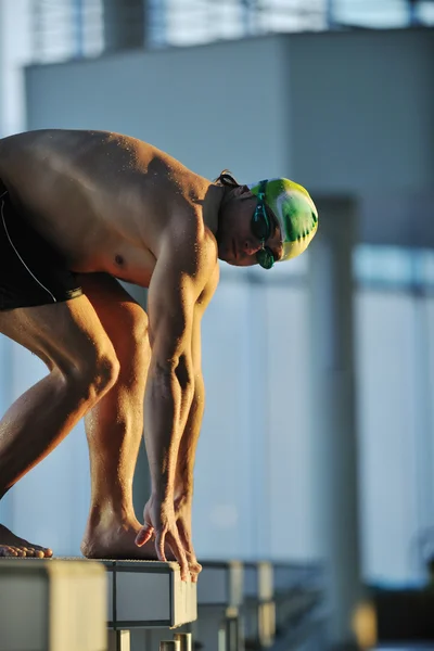 Junge Schwimmerin beim Schwimmstart — Stockfoto