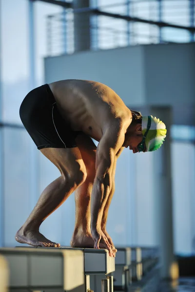 Ung simmare på simning start — Stockfoto