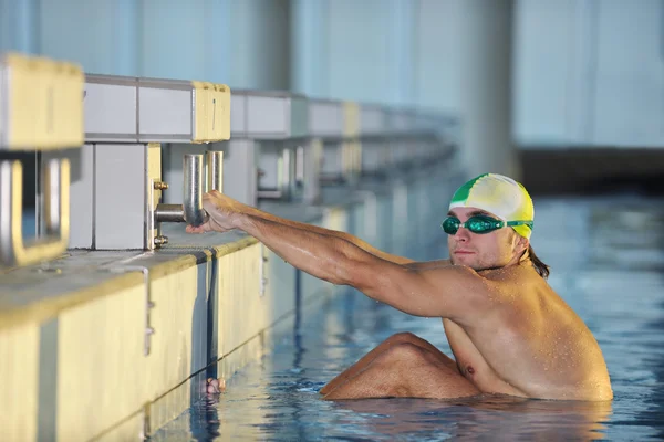 Nadador joven en el inicio de la natación — Foto de Stock