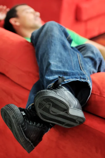 Mann entspannt sich auf Sofa — Stockfoto