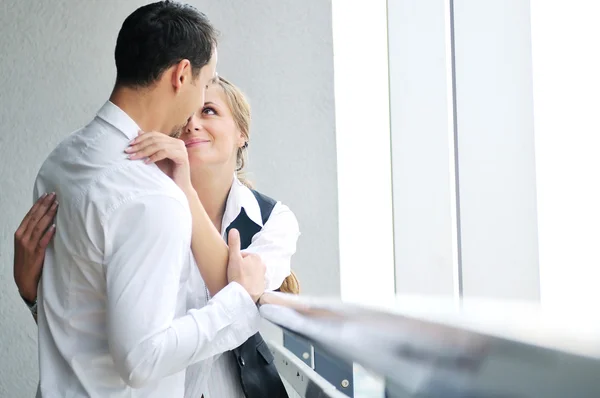 Романтическая счастливая пара на балконе — стоковое фото