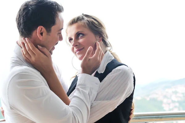 Romantisches glückliches Paar auf dem Balkon — Stockfoto