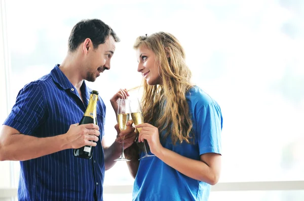 Mutlu çift bardak şampanya ile — Stok fotoğraf