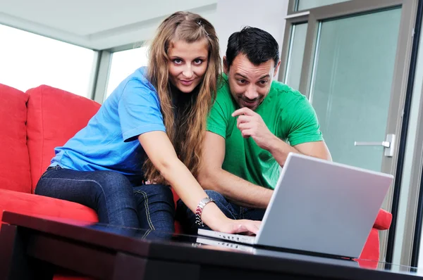 Ζευγάρι να διασκεδάσουν σε φορητό υπολογιστή στο σπίτι — Φωτογραφία Αρχείου