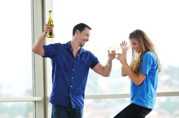 Lyckliga paret med glas champagne — Stockfoto
