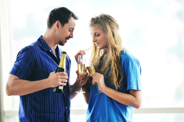 Счастливая пара с бокалами шампанского — стоковое фото