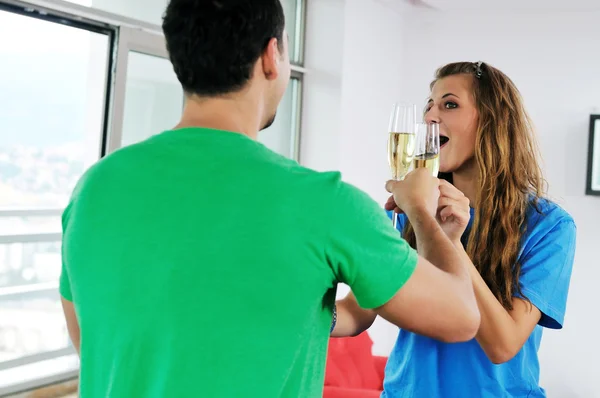 Счастливая пара с бокалами шампанского — стоковое фото