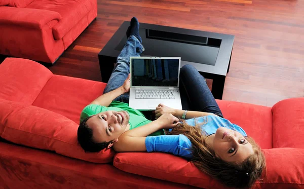 Пара весело провести время на ноутбуке дома — стоковое фото