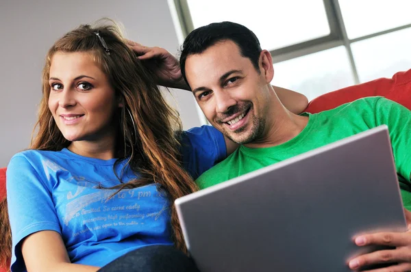 Casal se divertir no laptop em casa — Fotografia de Stock