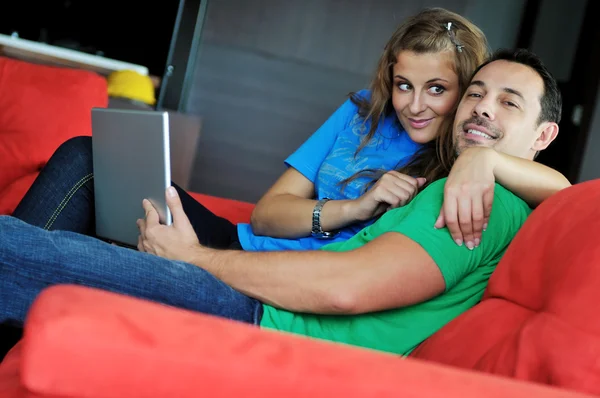 Par har kul på laptop hemma — Stockfoto