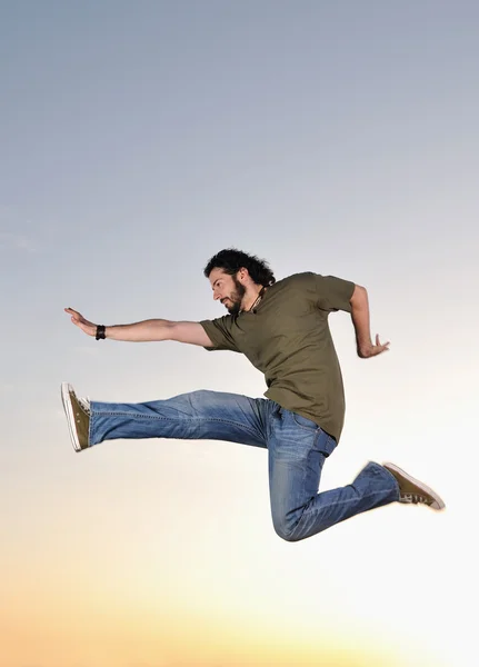 Mannen hoppar utomhus sunset — Stockfoto