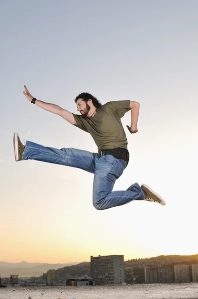 Чоловік стрибає на свіжому повітрі — стокове фото