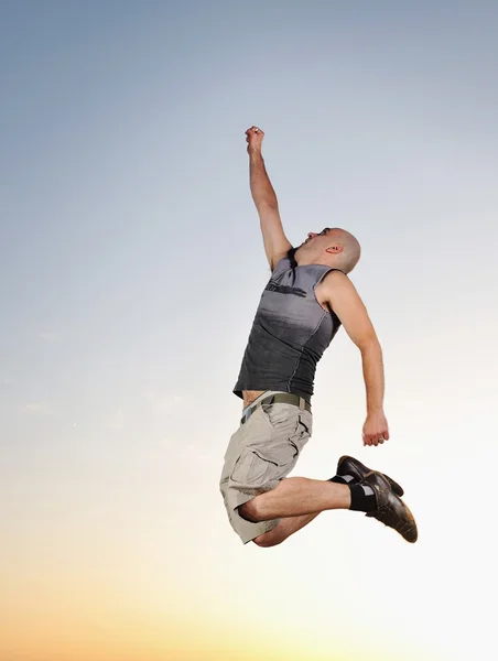 Mannen hoppar utomhus sunset — Stockfoto