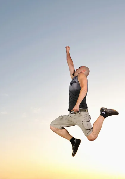 Hombre saltando al aire libre puesta de sol — Foto de Stock