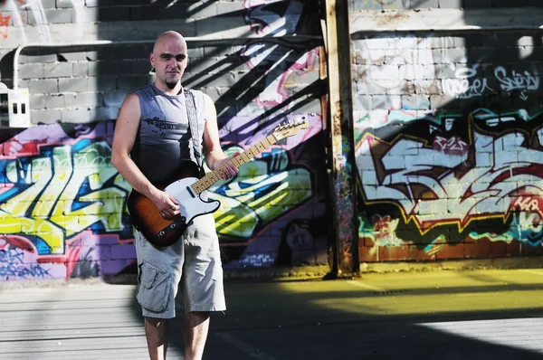 Gitarr musikspelare utomhus — Stockfoto