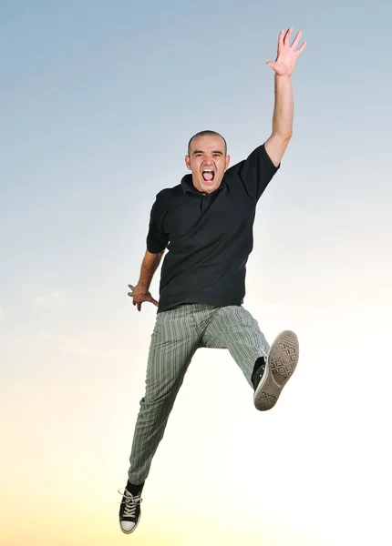 Чоловік стрибає на свіжому повітрі — стокове фото