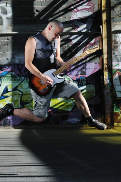Música reproductor de guitarra al aire libre — Foto de Stock