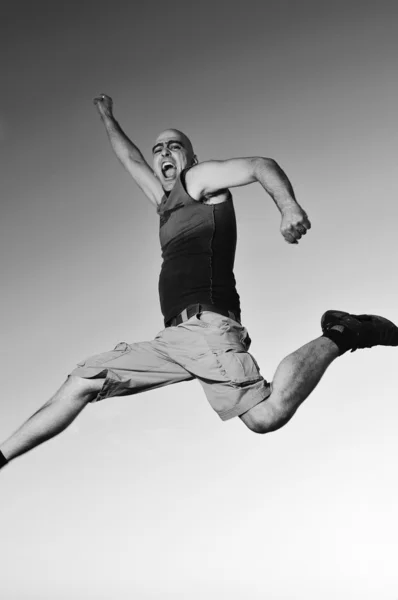 Uomo salto all'aperto tramonto — Foto Stock