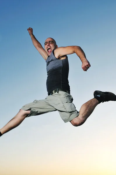 Człowiek skok odkryty zachód słońca — Zdjęcie stockowe