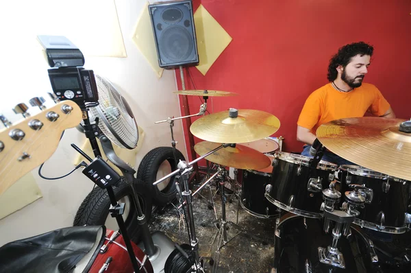 Banda de música tienen entrenamiento en el garaje — Foto de Stock