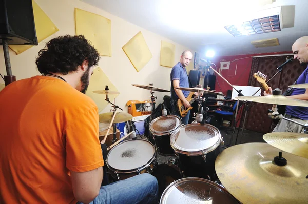 Музыкальные группы проходят обучение в гараже — стоковое фото