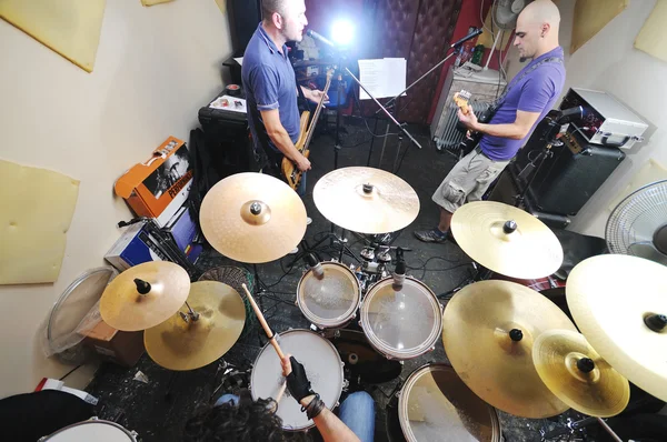 Muziekband hebben opleiding in garage — Stockfoto