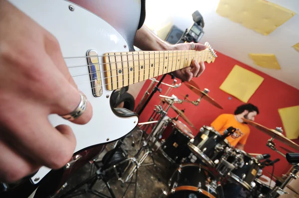 Banda de música tem formação em garagem — Fotografia de Stock