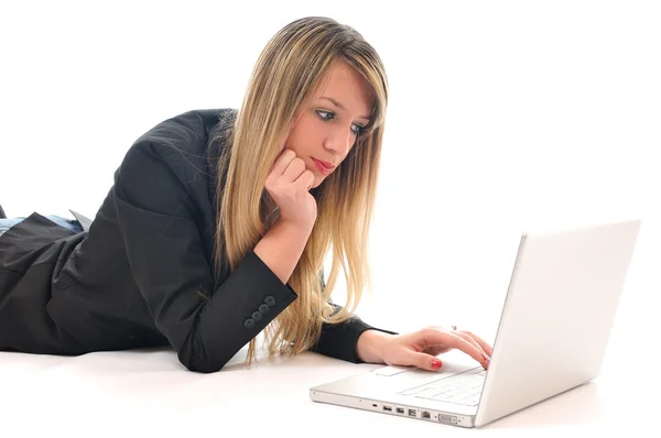 Mädchen arbeitet am Laptop — Stockfoto